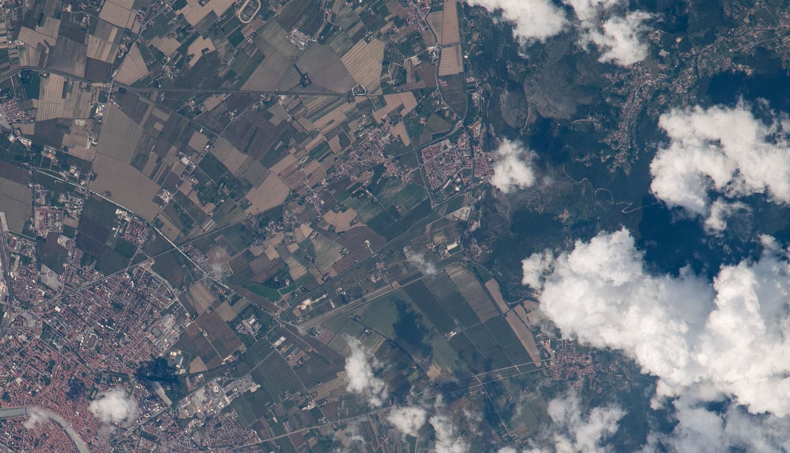 Vista aerea di San Giuliano Terme, Asciano e dei Monti Pisani.
