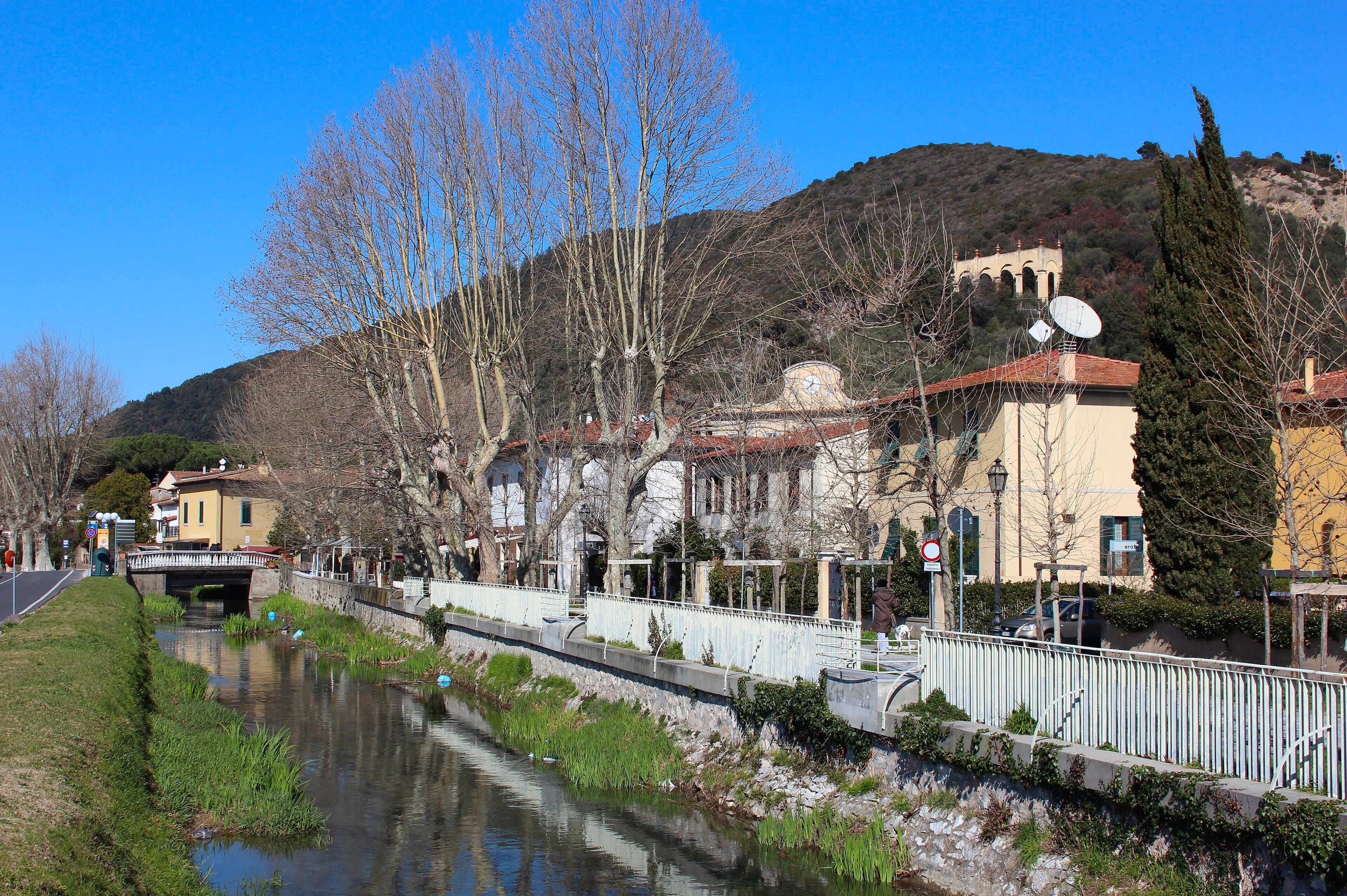 Tetti del centro di San Giuliano Terme visti dall'alto, con la copertura uniforme delle abitazioni e degli edifici pubblici.